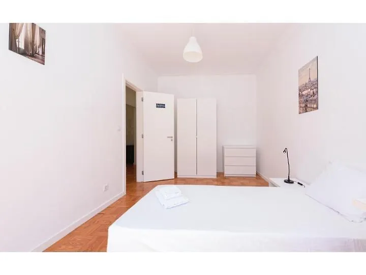 Houze_Central Lisbon 4 Room Flat